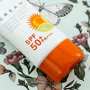 Kem Chống Nắng Kiềm Dầu Lên Tone Không Nhờn Dính BENEW 50ml SPF 50 PA +++ | BigBuy360 - bigbuy360.vn