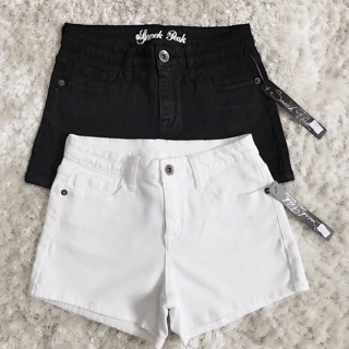 Quần short trắng đen