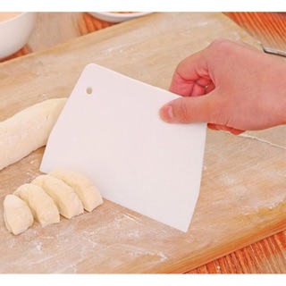 Miếng cắt và vét bột bằng nhựa