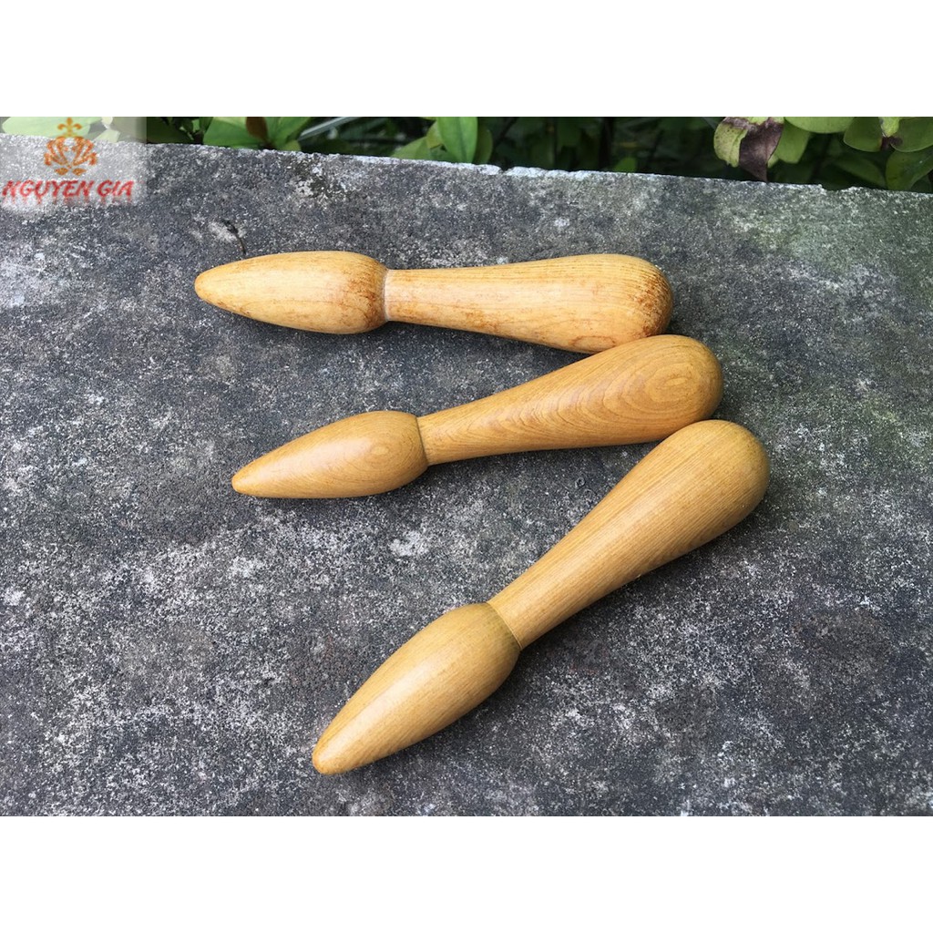 Cây massage day bấm huyệt bằng gỗ Bách thơm mát