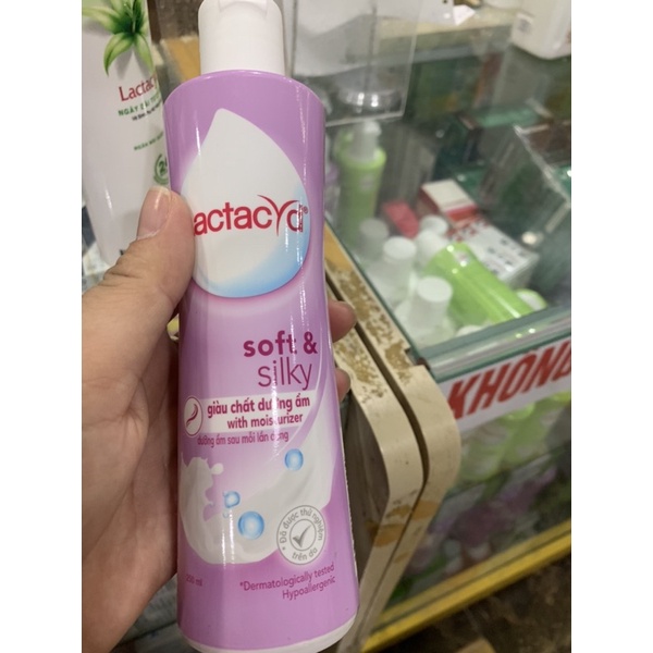 Dung dịch vệ sinh Lactacyd Soft &amp; Silky 250ml