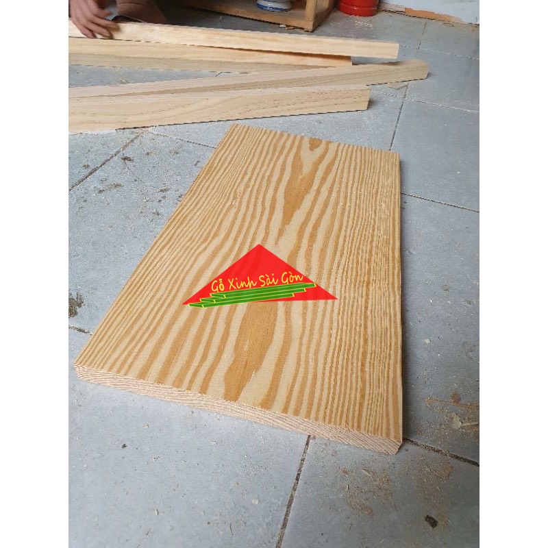 Tấm gỗ thông dày 3cm, rộng 24cm, dài 50cm dùng làm kệ âm tường, xích đu, bậc cầu thang, trang trí, làm mặt bàn,mặt ghế