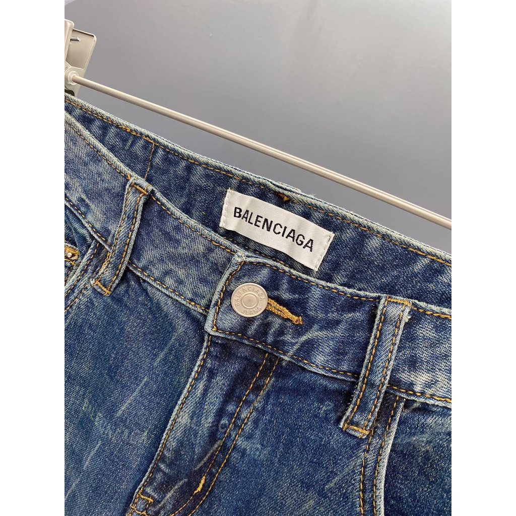 Quần jean xanh nam Balenciaga dáng đứng với thiết kế trẻ trung, chất vải cao cấp