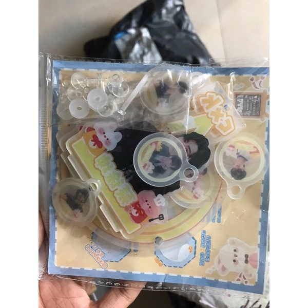 Móc khoá + standee Thái Từ Khôn