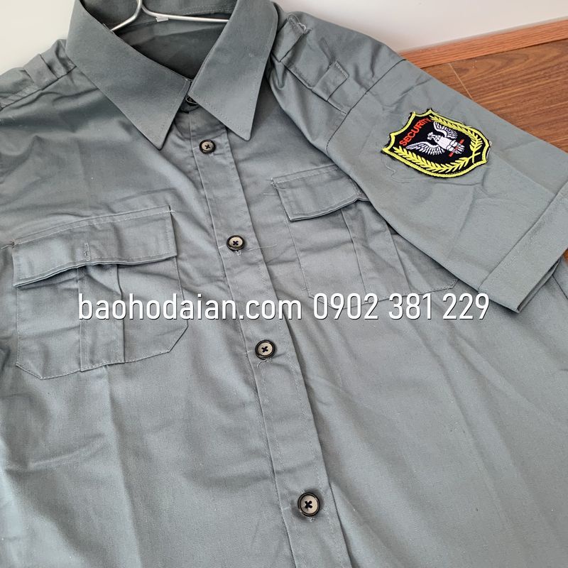 Áo đồng phục bảo vệ tay ngắn màu xám kaki logo cánh tay