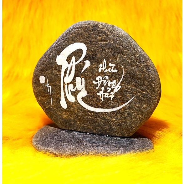 Thư pháp chữ Phúc viết trên đá. Kích thước: 8x6x12cm. Viết theo yêu cầu