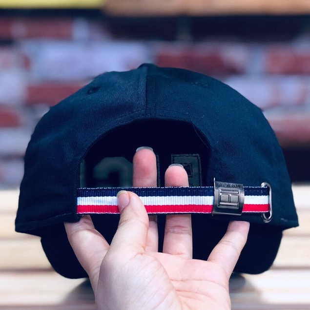 Mũ lưỡi trai hiệu TOMMY logo thêu nổi, các màu classic bắt mắt, quai cài kim loại logo dập nổi, phom mềm cực chất