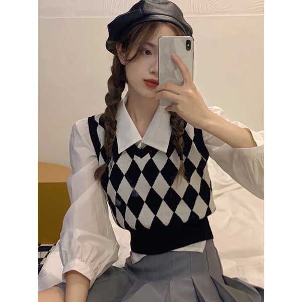 Áo gi-lê họa tiết hình thoi thêu hoa trước ngực