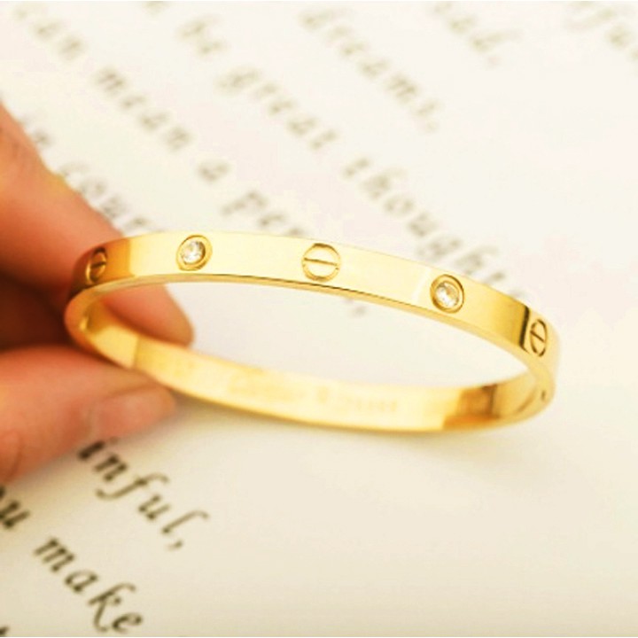 Vòng tay titan car tier màu vàng tươi đính đá đẹp, bền màu, hợp thời trang