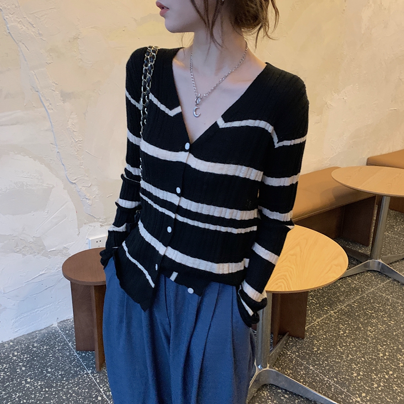 Áo cardigan dệt kim kẻ sọc cổ chữ V mềm mại xinh xắn dành cho nữ | BigBuy360 - bigbuy360.vn