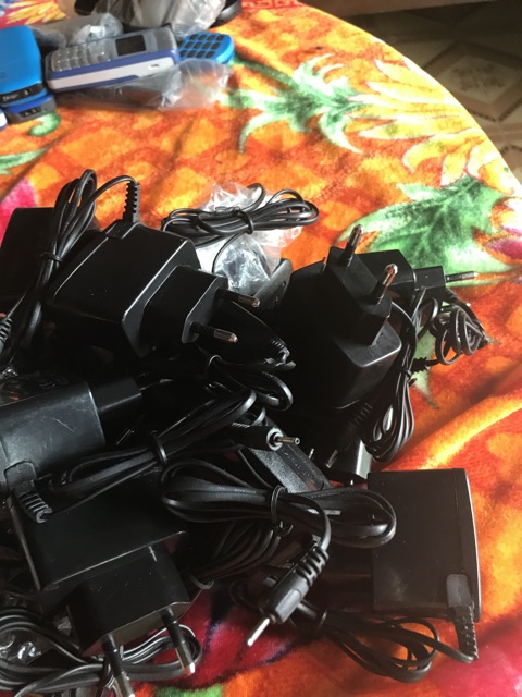 Sạc nokia chui lớn nhỏ