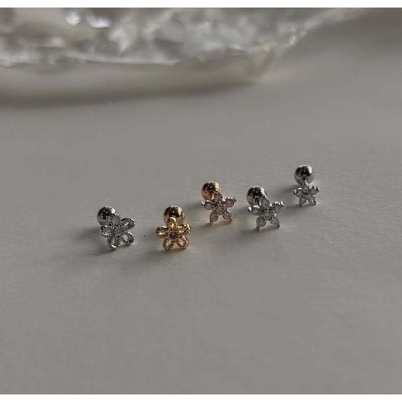 1 CHIẾC bông tai thép y tế đính đá hoa -trăng sao