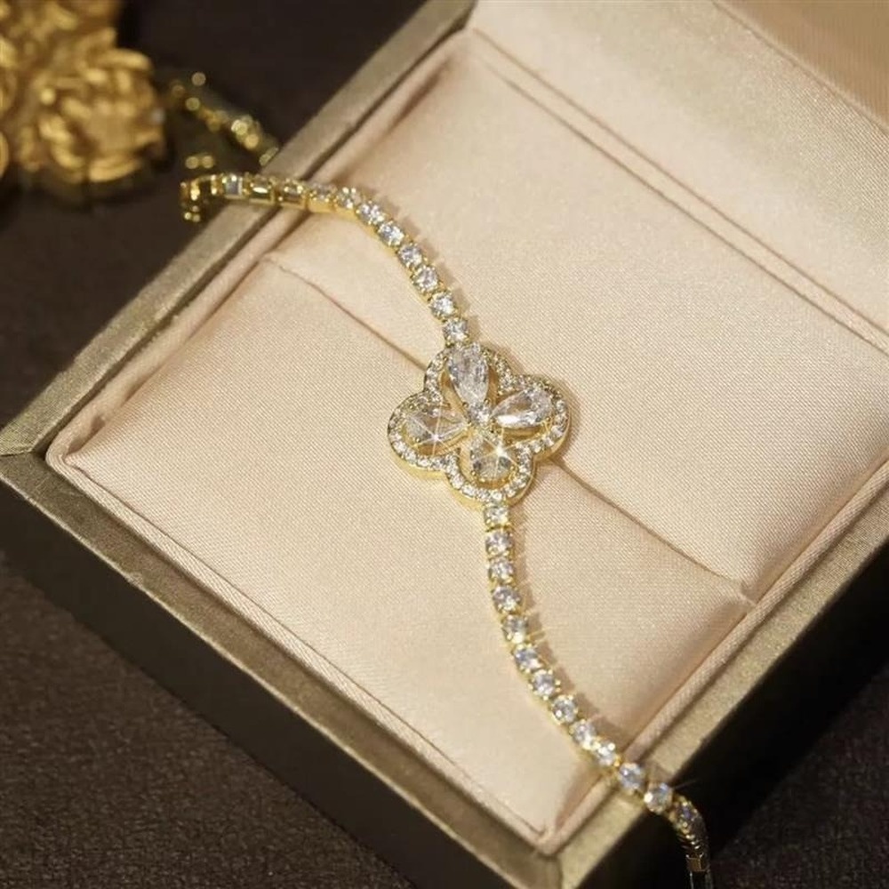 Vòng Tay Hình Cỏ Bốn Lá Đính Đá Lấp Lánh Thời Trang Và Tinh Tế Sang Trọng