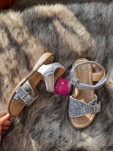 Sandan xuất cho bé gái