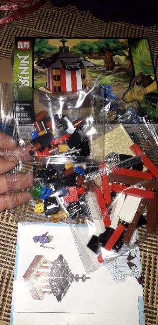 Lắp ráp 1 hộp LegoNinja Ngôi đền 61031 có nhiều chi tiết bằng nhựa ABS