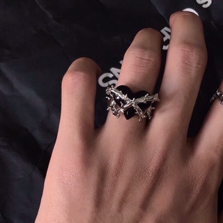 Nhẫn trái tim tù gai