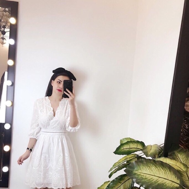 Váy trắng thô ren ngực