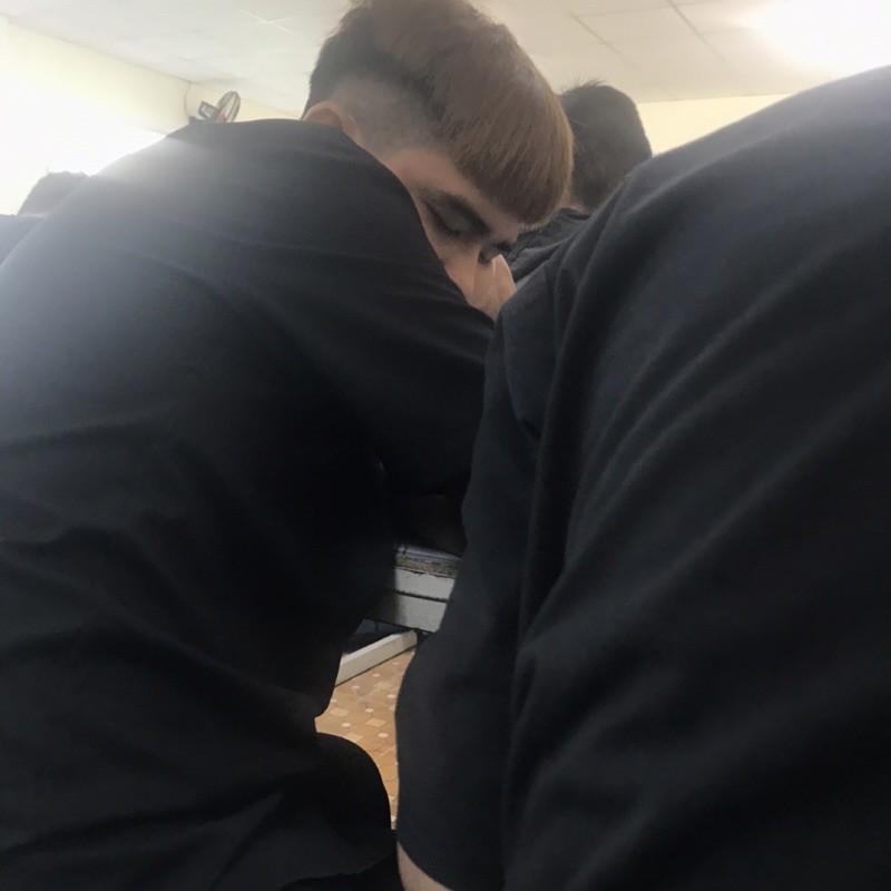 Bán gấp em sinh viên ngủ gục trong lớp, không nghe bài giảng