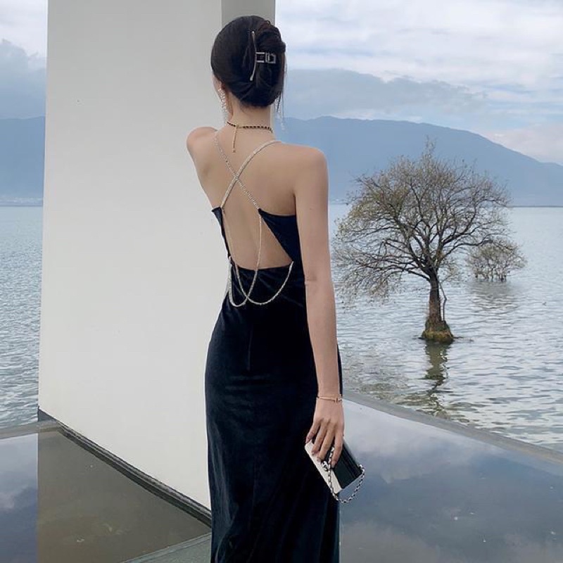 Đầm nhung đen dự tiệc dáng dài xẻ đùi hở lưng phối dây đá sáng ánh trắng