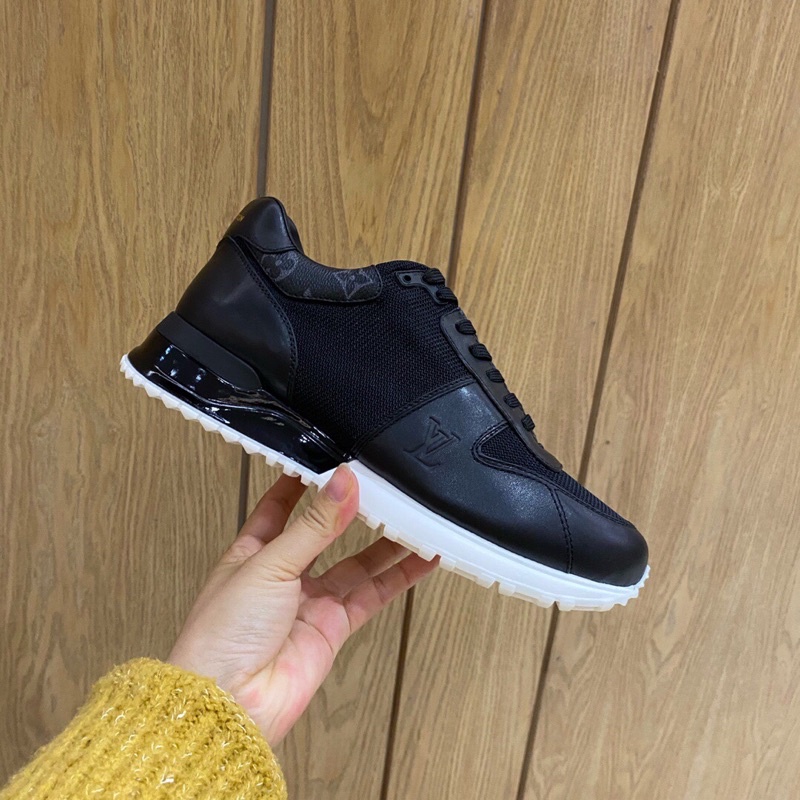 Giày thể thao nam Louis Vuitton thiết kế đơn giản phối đồ dễ form vừa chân đi thoải mái êm chân.