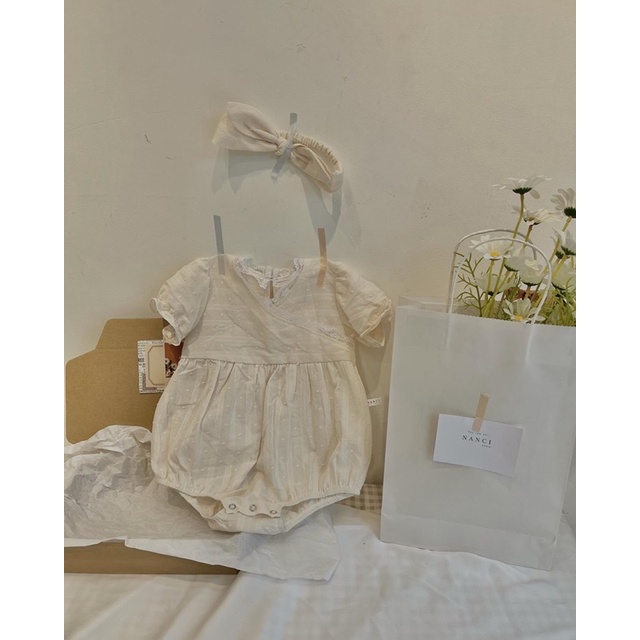 Bodysuit trắng cổ ren + turban em bé nanci room
