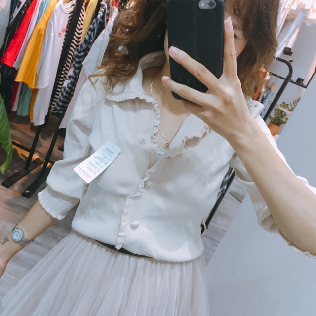 Áo len viền ren