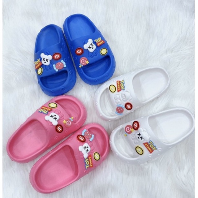 Dép lê bé trai gái bánh mì mơi size 30-35( giao màu ngẫu nhiên)