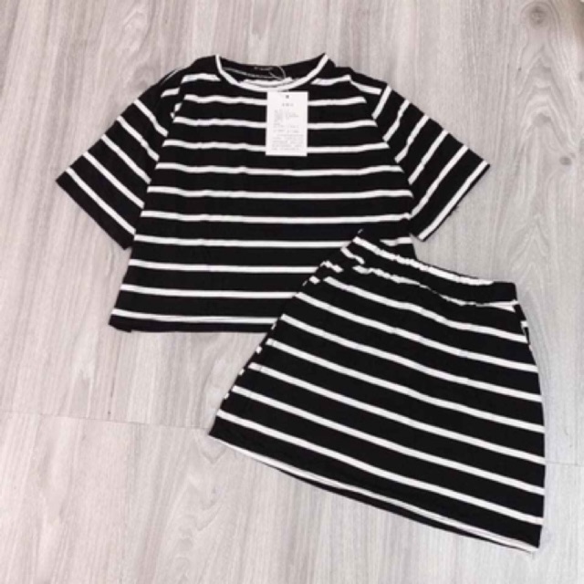 sẵn SET ÁO THUN CROPTOP KÈM CHÂN VÁY SỌC CÓ QUẦN