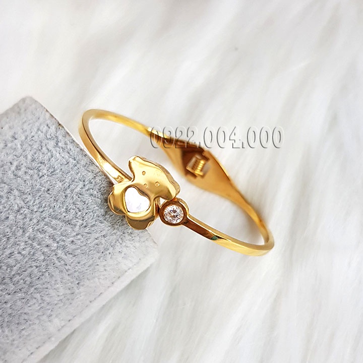 Vòng tay con gấu dễ thương.