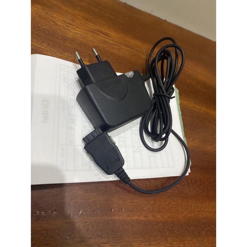 sạc Lg chân to 7030 va lg kg195(chan hinh thang )như hình.