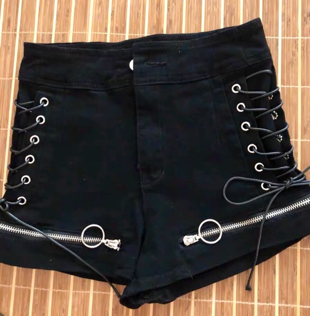Quần Shorts Gothic