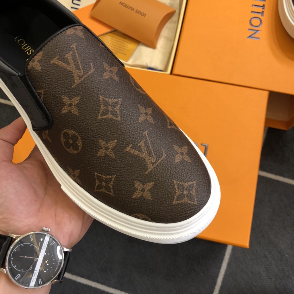 Giày lười nam da thật cao cấp Louis Vuitton LV thiết kế bắt mắt với họa tiết logo kinh điển mang đến phong cách retro