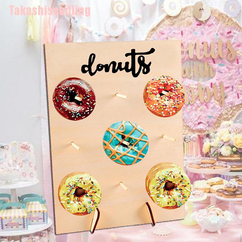 Kệ gỗ trang trí bánh donut cho bữa tiệc
