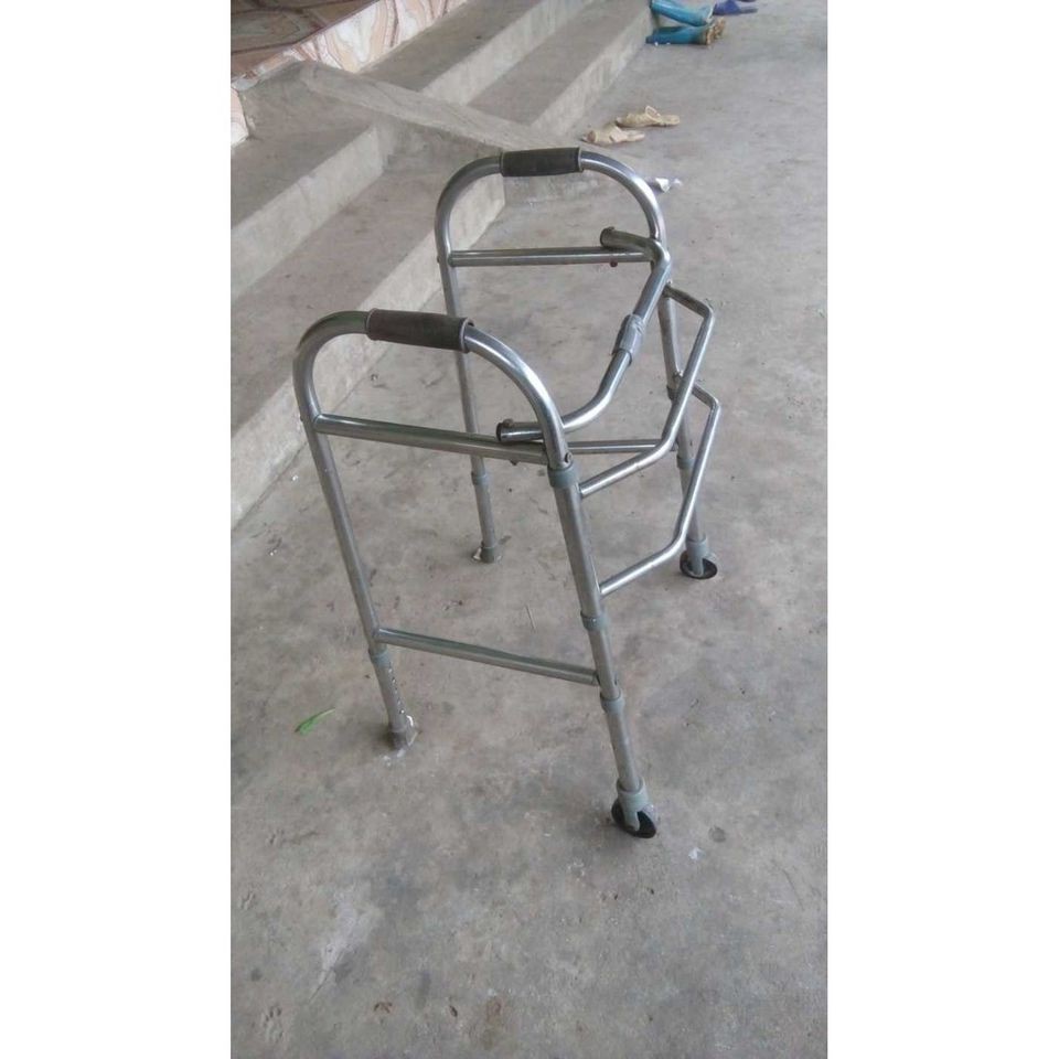 Khung tập đi có bánh xe dành cho người già, người khuyết tật Việt Nam