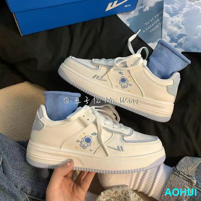 Yêu thương nữ phi hành gia thể thao giày trắng