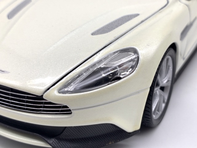 Xe Mô Hình Aston Martin Vanquish 1:24 Welly ( Trắng ngà )