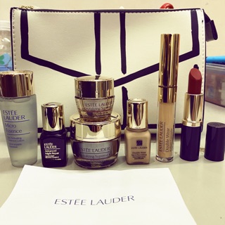 Set dưỡng da Estee Lauder mini 7 món musthave kèm ví da sang chảnh