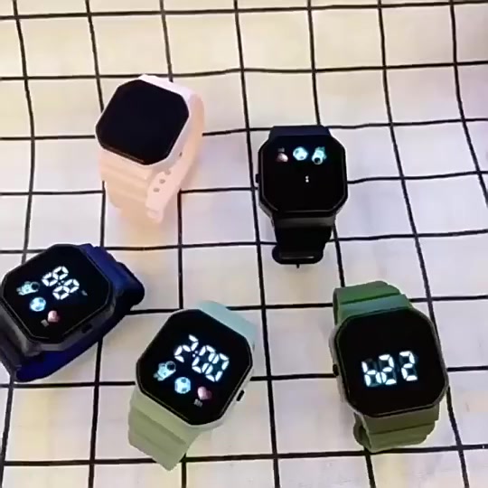 Đồng hồ đeo tay thể thao kỹ thuật số bằng cao su mềm có đèn LED phi hành gia thời trang dành cho nam và nữ | BigBuy360 - bigbuy360.vn