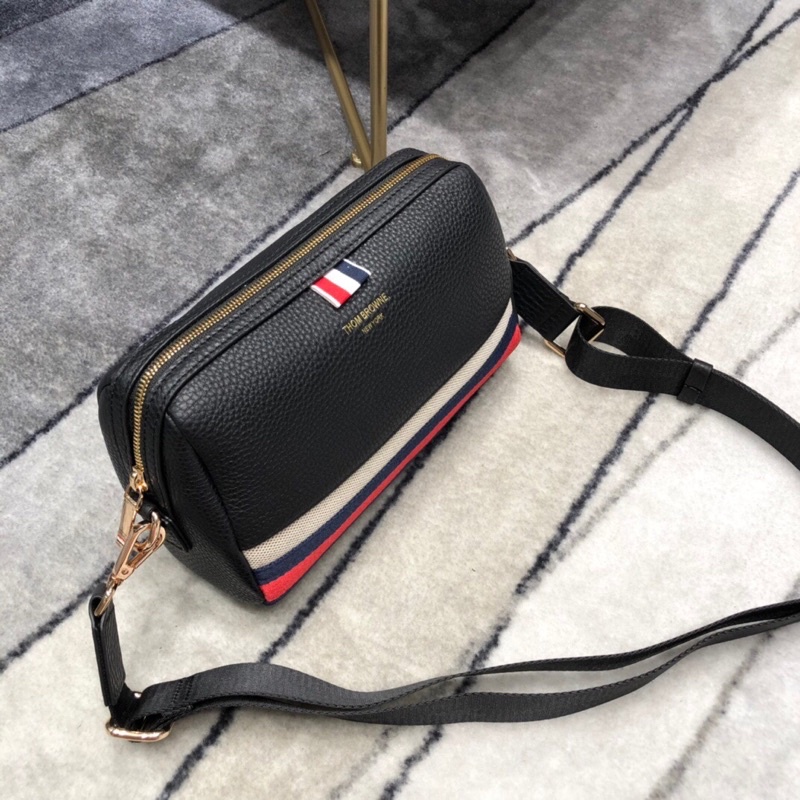 Túi đeo chéo nam Trang trí dây vải màu đỏ, trắng và xanh mang tính biểu tượng tinh tế thom browne