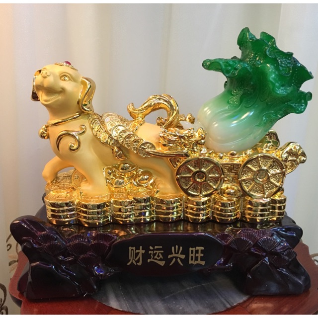 Tượng chó vàng kéo xe bắp cải xanh