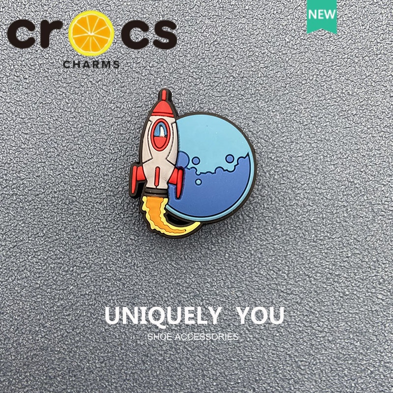 Giày crocs Họa Tiết Tên Lửa Hoạt Hình Phối Khóa Cài Trang Trí Thời Trang Đi Biển Cho crocs