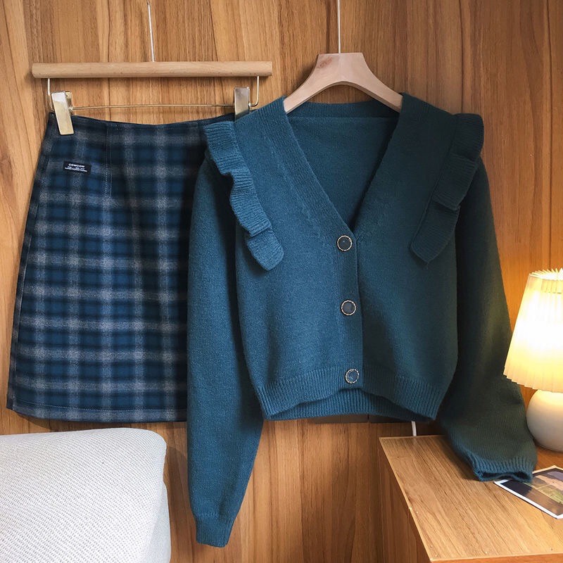 Set áo len bèo và chân váy kẻ dáng ngắn vintage