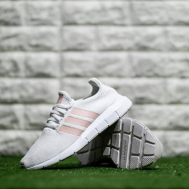 Giày Thể Thao Adidas Swift Run Màu Trắng Đào Thời Trang Cho Nữ