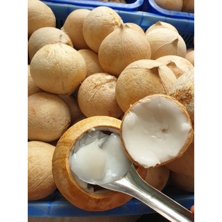 Dừa tươi gọt sạch vỏ Bến Tre.