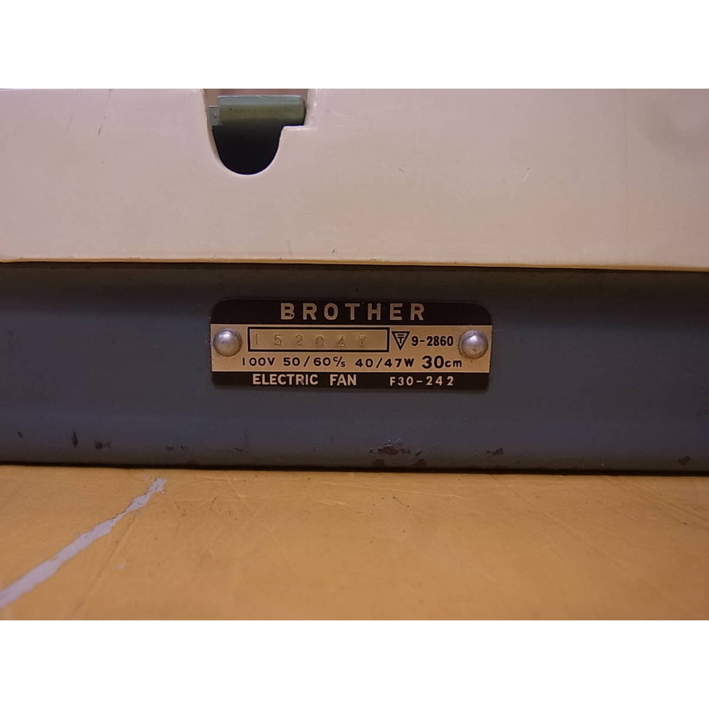 Quạt nội địa Nhật Brother F30 242 cánh 30cm cao 85cm giá 2,2tr