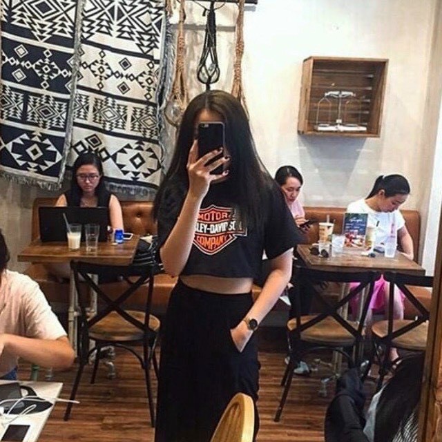 Áo thun croptop màu đen tay ngắn cổ tròn xinh họa tiết trước NU27