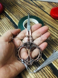 Kéo hoa Hồng sắc bén
