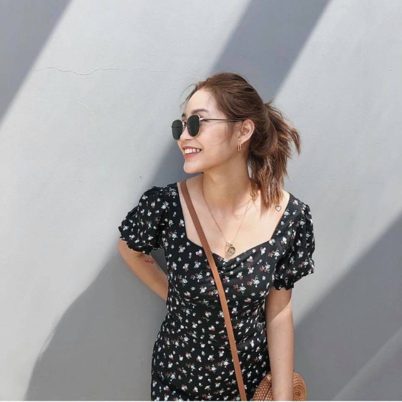Đầm hoa nhí đen cổ vuông