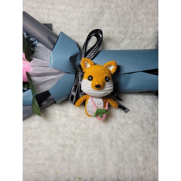 THÚ BÔNG BẰNG LEN HANDMADE, SHIBA ĐEO TÚI DÂU TÂY