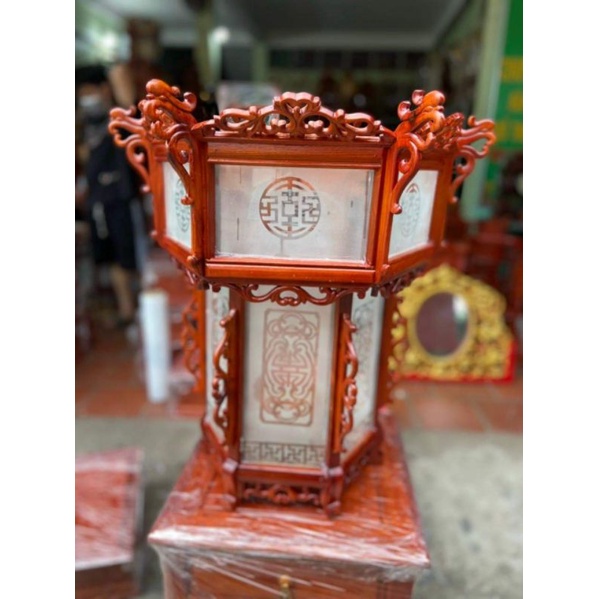 Đèn lồng gỗ hương ta kích thước cao 48 ngang 48 cm.